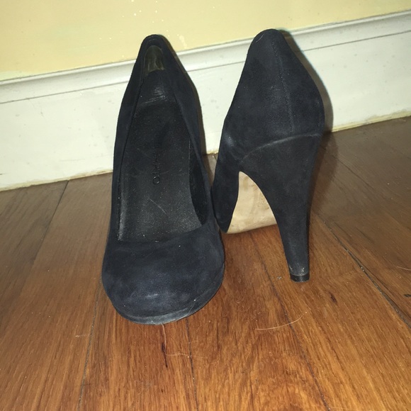 Black suede pumps - Picture 2 of 2